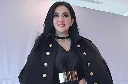 Pose Cantik di Toilet, Syahrini Pamer Punggung Mulus Berhias Permata