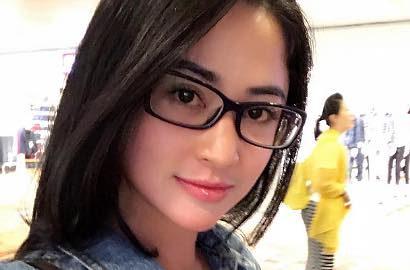 Lepaskan Imej Seksi, Dewi Persik Pakai Busana Chic Ala Artis Korea