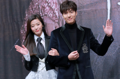 Jun Ji Hyun dan Lee Min Ho Bak Bangsawan di Jumpa Pers 'Legend of the Blue Sea'