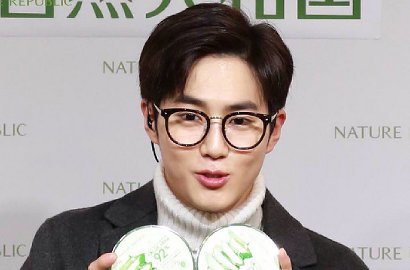 Pasang Wajah Serius, Kocaknya Suho Malah Gambar Ini Saat Coba Warna Lipstik