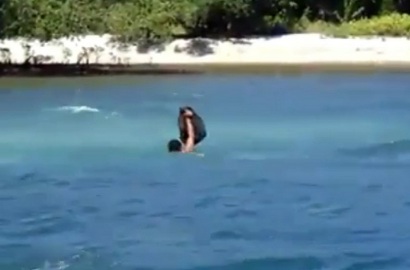 Bikin Terharu, Guru Ini Berenang di Laut Demi Anak Didiknya