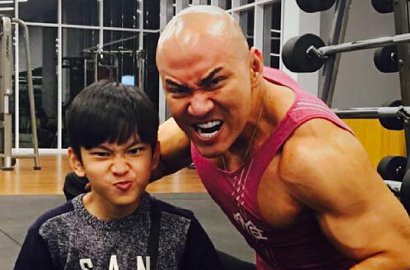 Pukul Kepala Anak Hingga Nangis di Video Ini, Deddy Corbuzier Tuai Pro-Kontra