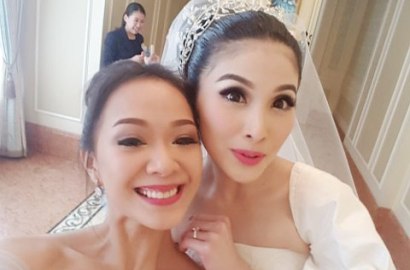 Tangkap Bunga Resepsi, Yuanita Christiani Bakal 'Ketularan' Sandra Dewi?