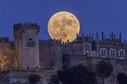 Supermoon 2016 Jadi Fenomena Langka, Netizen Malah Buat Meme Kocak Ini
