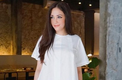 Pakai Busana 'Menerawang', Kerennya Maia Estianty Gaul Bareng Bule-Bule Sosialita