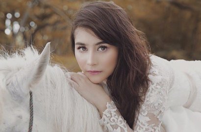 Gendong Bayi Dahlia Poland, Prilly Latuconsina Malah 'Ditodong' Pertanyaan Ini