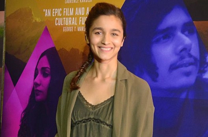 Tampil Seksi Pakai Baju Hitam, Make Up Alia Bhatt Tuai Kritikan