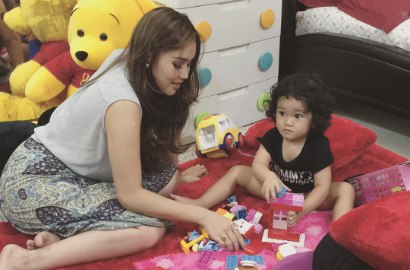 Sempat Tak Tahu Hidung Anak Kemasukan Mainan Lego, Ayu Ting Ting Dikecam Netizen