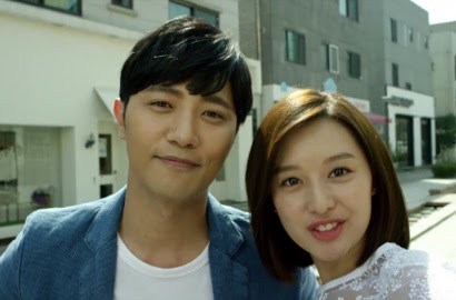 Duduk Bersebelahan, Jin Goo-Kim Ji Won Malu-Malu Kucing di AAA 2016