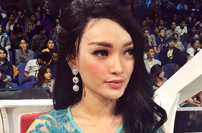 Cantik Berhijab, Zaskia Gotik Malah Pakai Celana Super Ketat