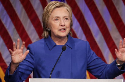 FOTO: Muncul Perdana Usai Kalah Pilpres, Hillary Tampak Mengkhawatirkan?