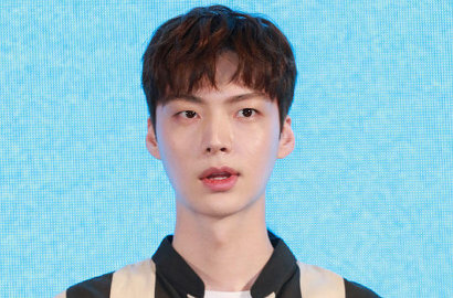 Patah Hati di Film, Ahn Jae Hyun Lengket Dengan Cewek di Poster 'Perfect Imperfection'