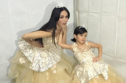 Ajarkan Pose Ini ke Safeea, Mulan Jameela Dihujat Habis-Habisan