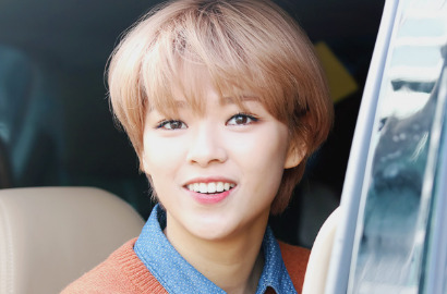 Seksi Pakai Rok Mini, Sweater Unyu Jeongyeon Twice Ternyata Seharga Rp 10 Juta