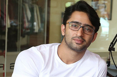 Tak Ajak Ayu Ting Ting Saat Selfie Bareng Raffi Ahmad, Shaheer Sheikh Malah Diminta Balikan