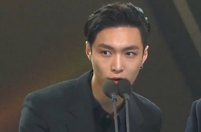 Dinilai Tak Sopan Saat Terima Award di AAA 2016, Lay EXO Dihujat Netter