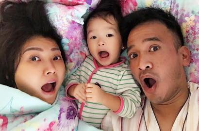 Pakai Daster Sambil Nyusi Baju Anak, Kesederhanaan Sarwendah Bikin Netter Takjub