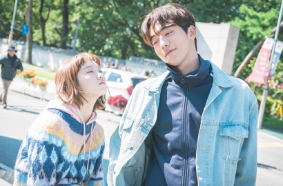 Boncengan Sepeda, Lee Sung Kyung Pegang Erat Nam Joo Hyuk di BTS 'Kim Bok Ju'