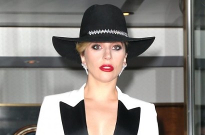 Unggah Foto Dirawat Dokter, Lady GaGa Menderita 'Sakit Kronis'