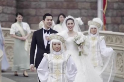 Sederhana Berhias Berlian, Intip Elegannya Cincin Pernikahan Sandra Dewi