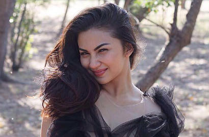 Pamer Foto Topless Unyu, Ariel Tatum Kunci Kolom Komentar