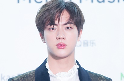 Keluar Hotel, Gantengnya Jin BTS Bikin Heboh Fans Tanah Air di Sulawesi