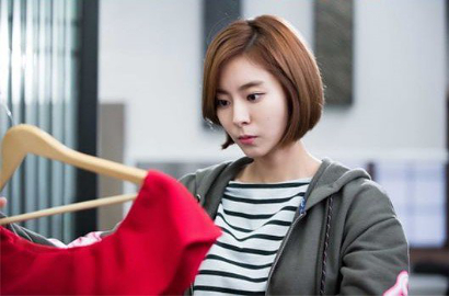 Lee Yo Won Belikan Uee Gaun Merah Seksi di 'Night Light'