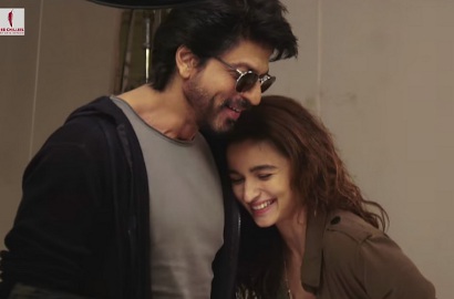 Galak, Shahrukh Khan Hukum Alia Bhatt Berlutut di 'Dear Zindagi'