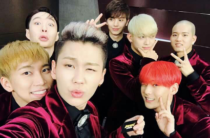 Kocaknya Fans BTOB Berikan Hadiah-Hadiah 'Aneh' Ini Saat Fansign