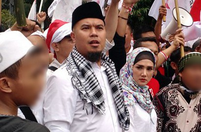 Mulan Jameela Salah Kostum, Ahmad Dhani Dibully Pencitraan Makan di Warteg