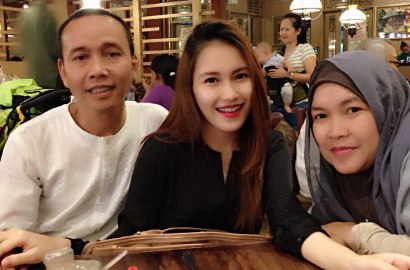 'Ngerumpi Cantik' Bareng Ibu-Ibu Arisan, Ayah Ayu Ting Ting Digoda Netizen