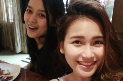 Pose Peluk Erat Gracia Indri, Ayu Ting Ting Disebut Sok Akrab dan Nyari Teman