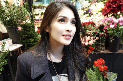 Usai Maia Estianty, Giliran Sandra Dewi Tampil Seksi Pakai Gaun Desainer Puteri Indonesia