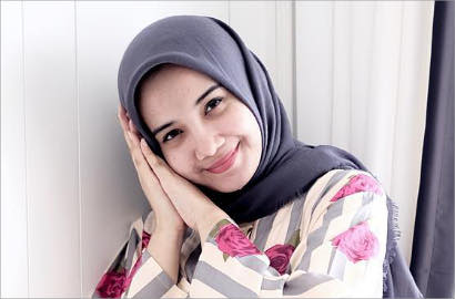 Asyik Pose Peluk Berondong, Zaskia Sungkar Dituduh Lepas Hijab