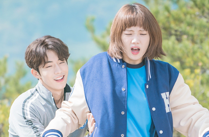 Manisnya Nam Joo Hyuk Tolong Kaki Terkilir Lee Sung Kyung di 'Kim Bok Ju'