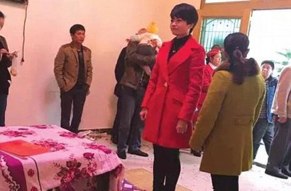 Kasihan, Wanita Ini Harus Menikah Sendiri Tanpa Mempelai Pria
