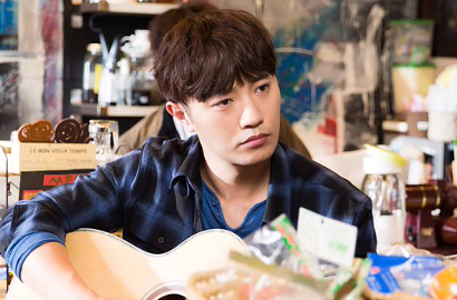 Lepas Imej Tentara, Gantengnya Jin Goo Pakai Kemeja Kece di 'Night Light'