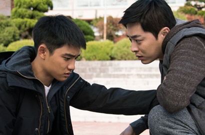 Gandengan Sampai 'Mandi' Bareng, Kompaknya D.O.-Jo Jung Suk di Foto Adegan 'Hyung'