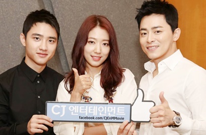 Dandan Nge-Rock, Park Shin Hye Bikin Iri Pose Sama D.O. dan Jo Jung Suk di Pemotretan