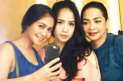 Pamer Belahan Dada, Nagita Slavina dan Marsha Tengker Adu Seksi di Pemotretan Ini