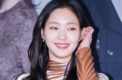 Gaun Mengkilap Bikin Silau, Kim Go Eun Dipuji Paling Cantik di Foto Ini
