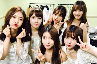 Nggak Modal, Kalender G-Friend Bonus Iklan Ayam Ini Bikin Fans 'Nangis'