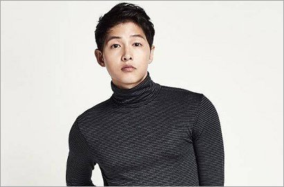Karismatik di Iklan Pakaian, Song Joong Ki Merem Ganteng Bikin Gemes?