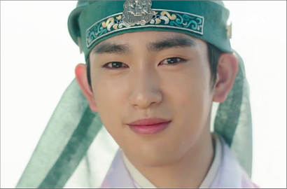 Usai Ciuman, Jinyoung - Shin Eun Soo 'Mesra' Basah-Basahan di BTS 'Legend Blue Sea'