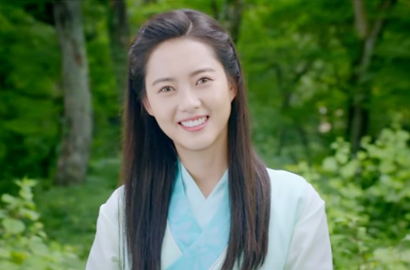 Cantiknya Go Ara Serius Nulis Hingga Senyum Ceria di 'Hwarang'