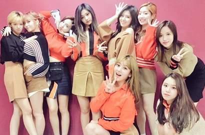 Jalani Pemotretan Kalender 2017, Kecantikan Member Twice Bikin Hati Meleleh
