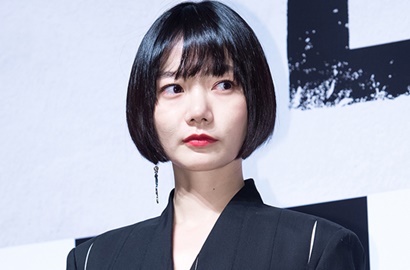 Umbar Paha dan Punggung, Bae Doona Seksi Bergaun Transparan di Blue Dragon Awards