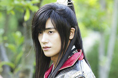 Gagahnya Hyungsik Pegang Pedang Sambil Pakai Penutup Wajah di 'Hwarang'