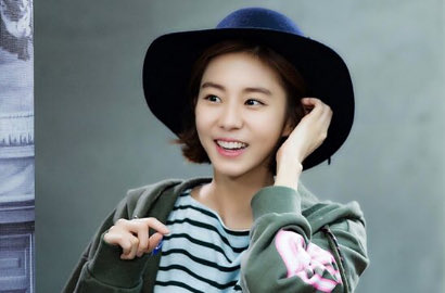 Syuting 'Nigh Light', Uee Pamer Wajah Ceria Jongkok di Sebelah Plastik Sampah