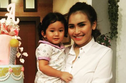 Tiru Pose Tidur Nagita, Ayu Ting Ting Dibully Gara-Gara Kepala 'Tindih' Tangan Bilqis